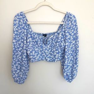 Cropped Wild Fable, long sleeve, daisy print blouse.